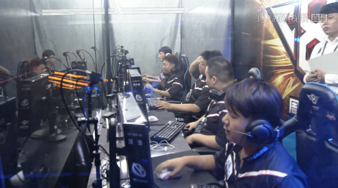 LECW1D2综述：G2 FNC收获两连胜 VIT优势被翻