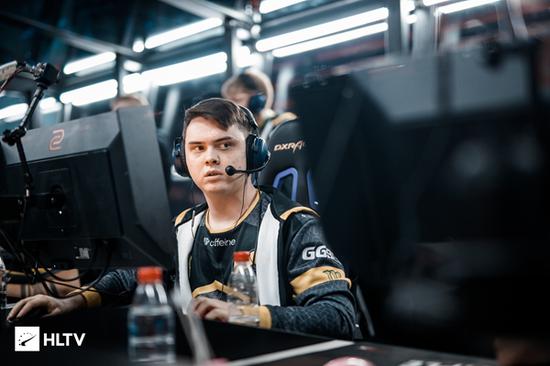 王继德分享了一张与Gugu／王多多的LPL全明星照片：“这两个人真的很帅，对吧？”